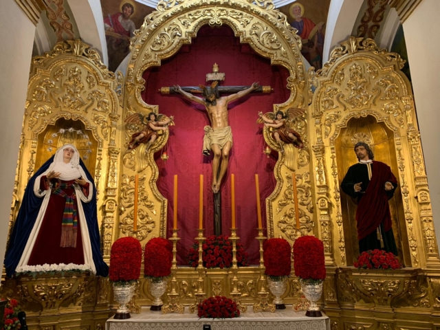 El Cristo de Burgos, Madre de Dios de la Palma y San Juan Bautista en su capilla de San Pedro.