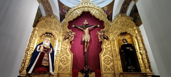 Los Titulares del Cristo de Burgos, repuestos al culto en su capilla de San Pedro.
