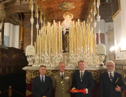 La Hermandad recibe del Tte. General, Alejandro Escámez, un nuevo fajín para Madre de dios de la Palma