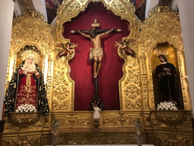 El Santísimo Cristo de Burgos y Madre de Dios de la Palma, en su capilla de San Pedro.